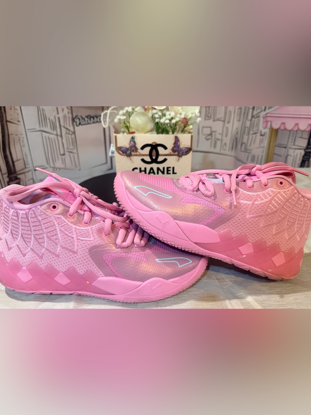 EUC🌸Puma LA MELO.

Iridescent pink Mid-Top Sneakers.
